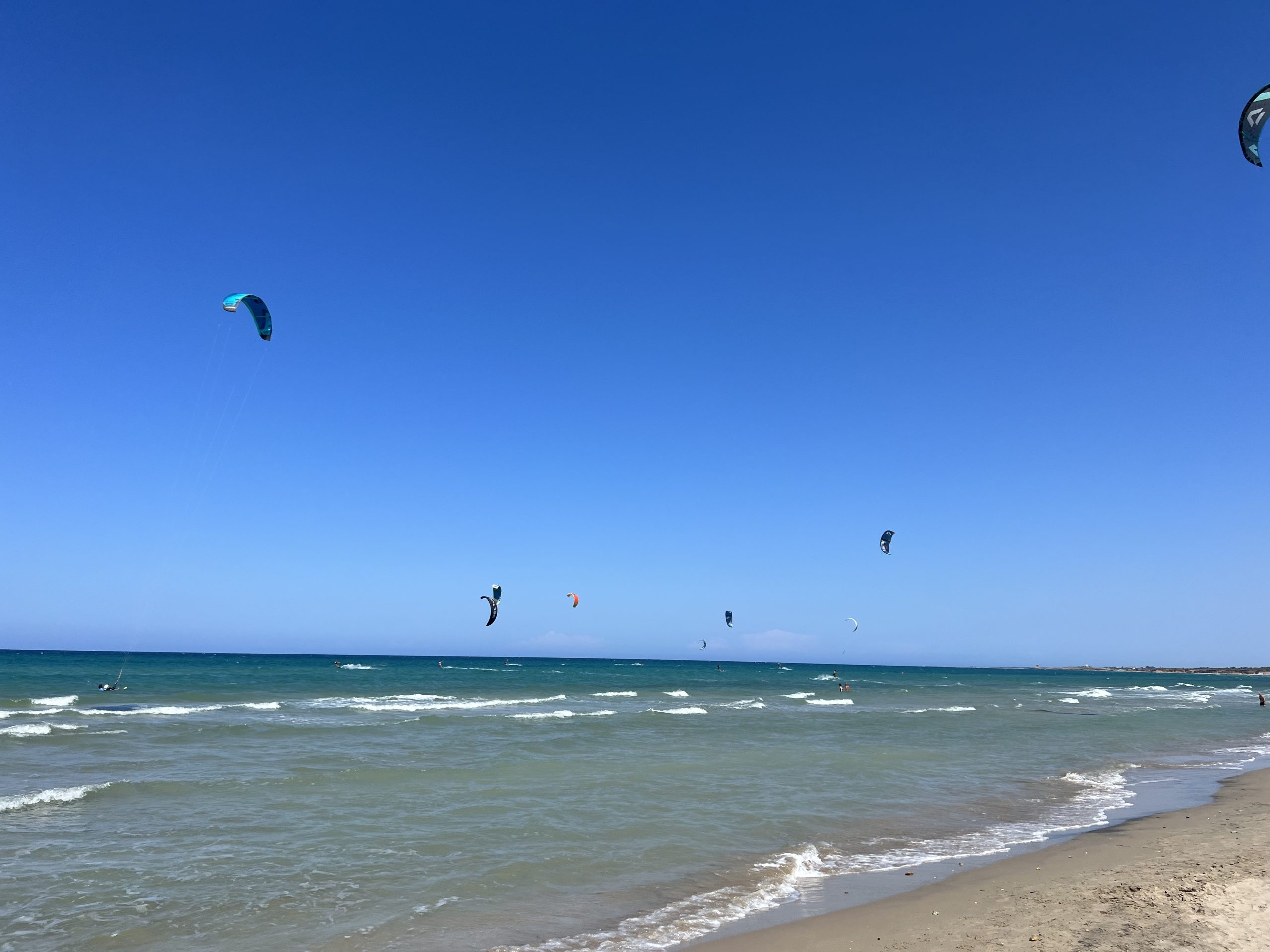 Les plages et l’arrière-pays les bordant sont enchanteurs. Les eaux sont limpides. Plusieurs réserves naturelles maritimes sont à proximité. Un spot de kitesurf est accessible à 30 minutes ainsi que d’autres sports nautiques.