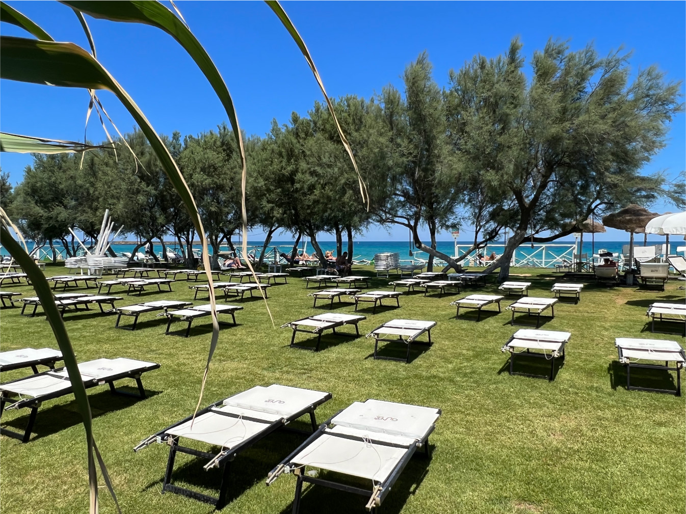 Un grand nombre de jolies plages sont accessibles à moins de 30 minutes. Vous pouvez porter votre choix sur des plages privées ‘équipées’ ou des plages publiques plus sauvages et gratuites. Vous pouvez préférer la douceur du sable fin ou les eaux cristallines des plages rocailleuses.